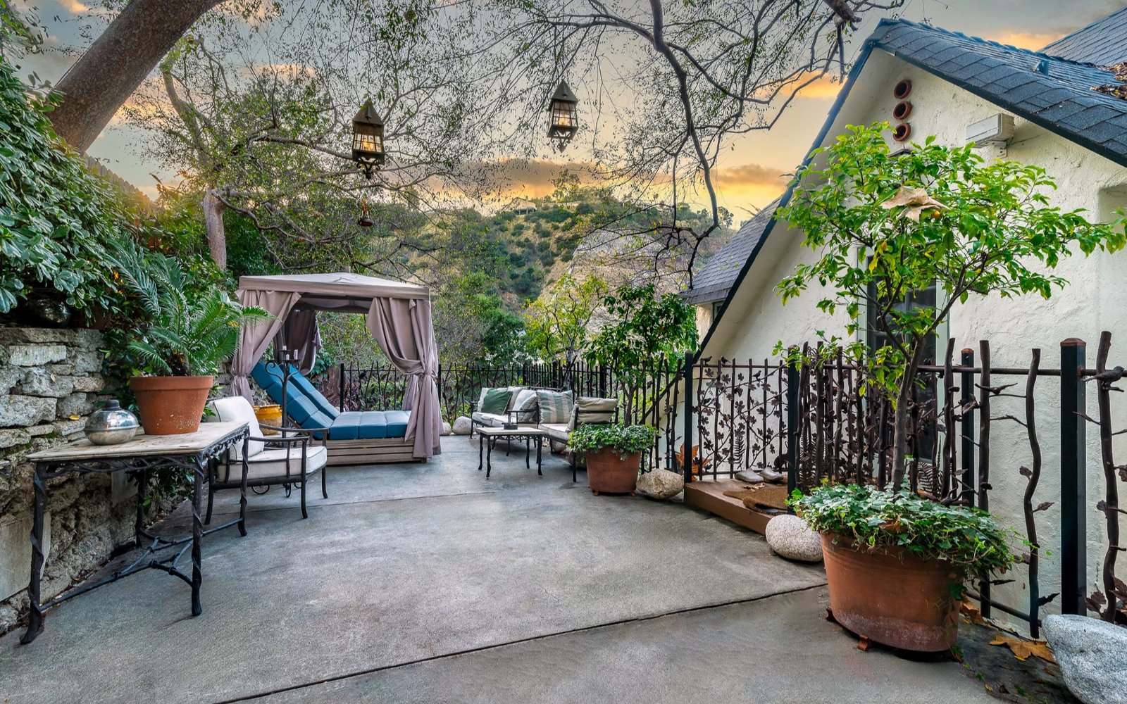 8066-Woodland-Ln_6_h_006_Woodland_Yard_Kitchen